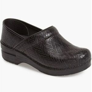 Professional woven leather clogs by Dansko. Size 40